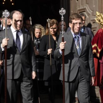 Almeida, en la salida desde la Basílica Pontificia de San Miguel de la procesión de la 'Hermandad de los Estudiantes' 