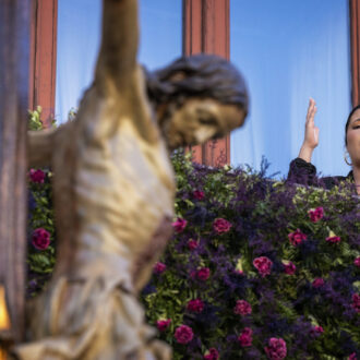 Esperanza Garrido entona una saeta ante el paso de las procesiones del Domingo de Ramos desde un balcón de la Casa de la Villa