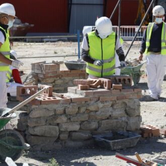 Unos trabajadores de la construcción faenan durante su jornada laboral en Madrid