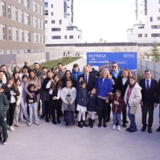 Sanz posa con las familias receptoras de las llaves de las viviendas del Cañaveral 12