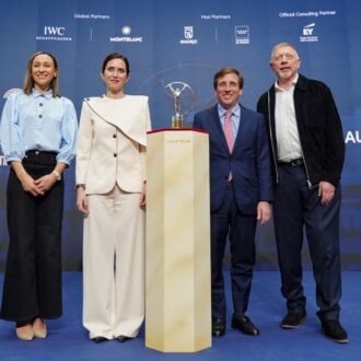 Almeida posa al lado de la estatuilla junto a Marcel Desailly, Jessica Ennis-Hill, Boris Becker y Díaz Ayuso