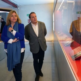 Sanz, durante su visita a Beti Jai, acompañada de González Taboada