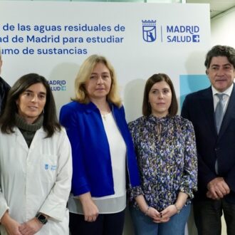 Sanz, en su visita al Laboratorio de Salud Pública de Madrid Salud