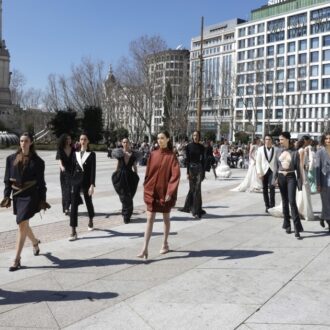 Modelos durante el desfile inaugural de la Semana de la Moda de Madrid, celebrado en plaza de España