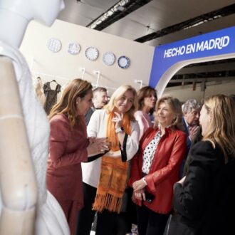 Sanz e Hidalgo en la presentación del sello 'Hecho en Madrid'