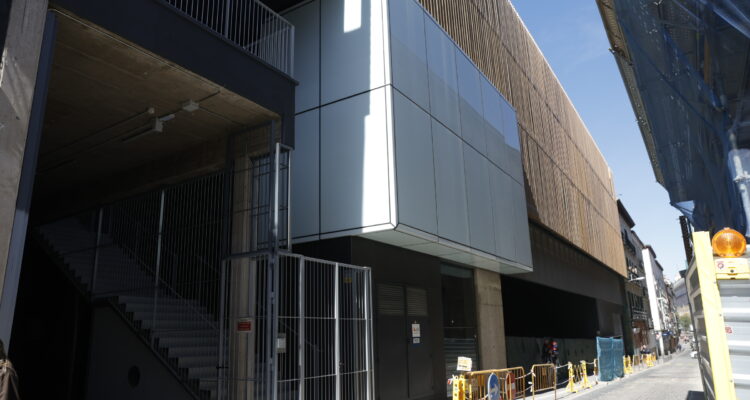 Entrada aparcamiento municipal calle Fúcar 6