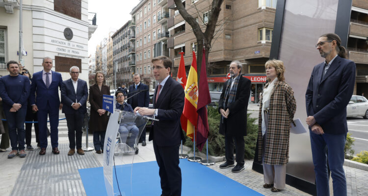 Almeida en la inauguración del monumento a los caídos por la libertad de expresión