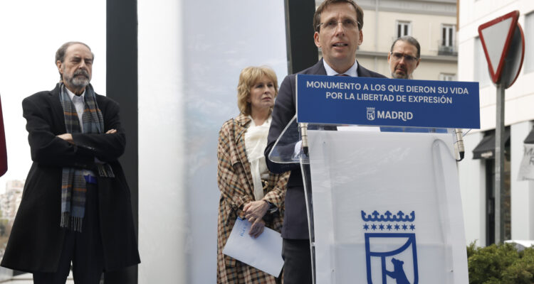 Almeida en la inauguración del monumento a los caídos por la libertad de expresión