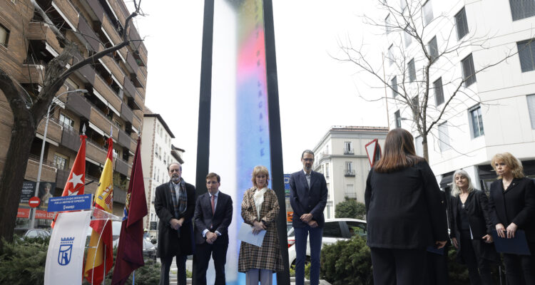 Almeida en la inauguración del monumento a los caídos por la libertad de expresión