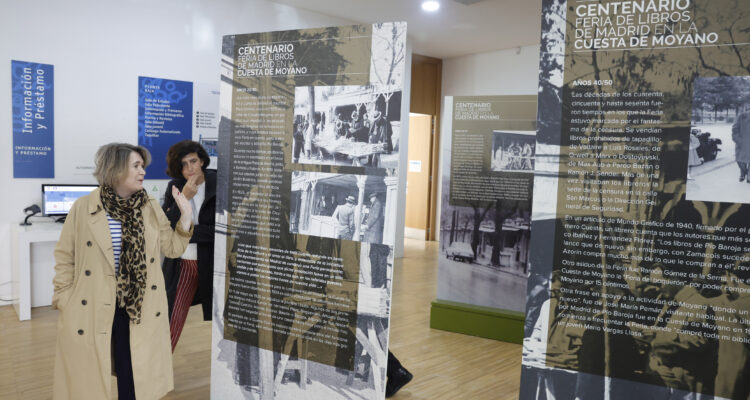 Rivera de la Cruz en la exposición itinerante dedicada a la Cuesta de Moyano