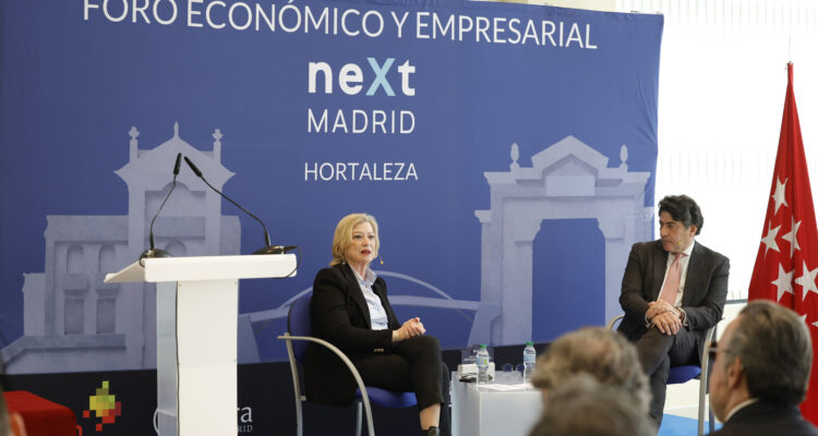 Paloma García Romero en el VII Foro Económico y Empresarial de Hortaleza junto al concejal del distrito, David Pérez