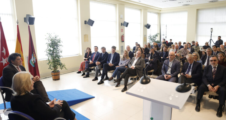 Paloma García Romero en el VII Foro Económico y Empresarial de Hortaleza junto al concejal del distrito, David Pérez