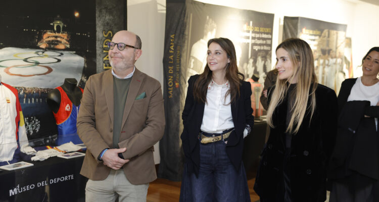 Fernández y Cea en la inauguración de 'Mujeres leyendas del deporte'