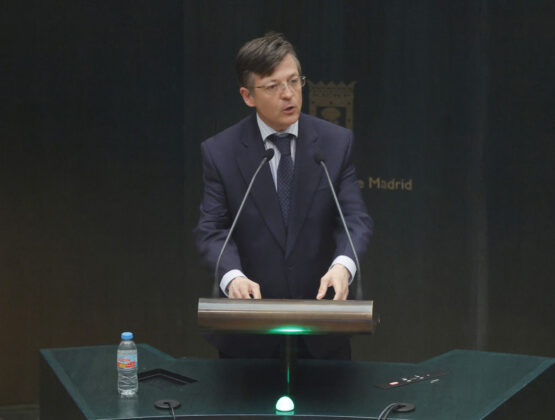El concejal delegado de Limpieza y Zonas Verdes y concejal de Fuencarral-El Pardo, José Antonio Martínez Páramo, durante su intervención en el Pleno