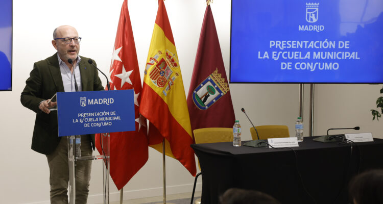 Fernández durante la presentación de la Escuela Municipal de Consumo