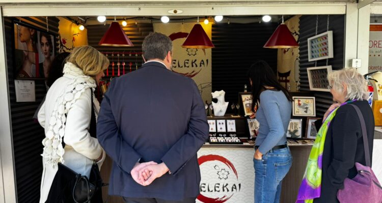 Carlos Segura inaugura la IV Feria de Artesanía de Semana Santa en Recoletos