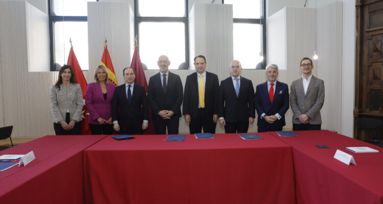 Foto de familia con los participantes en la reunión
