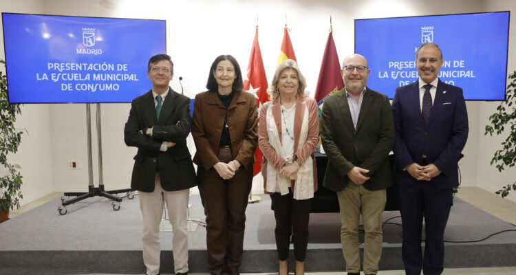 Foto de familia de la presentación de la la presentación de la Escuela Municipal de Consumo