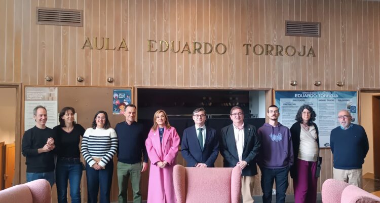 González con personal del IETcc-CSIC