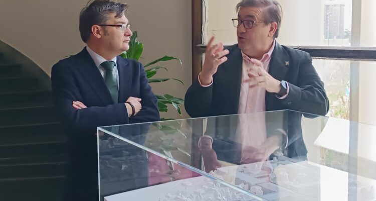 González con Castillo Talavera durante la visita a las instalaciones de IETcc-CSIC