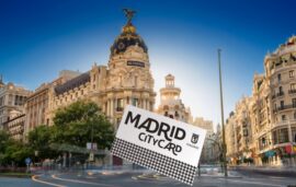 Tarjeta Madrid City Card con la Gran Vía y el edificio Metrópolis de fondo