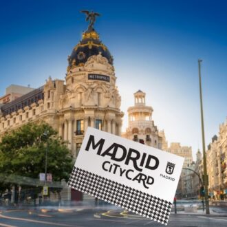 Tarjeta Madrid City Card con la Gran Vía y el edificio Metrópolis de fondo