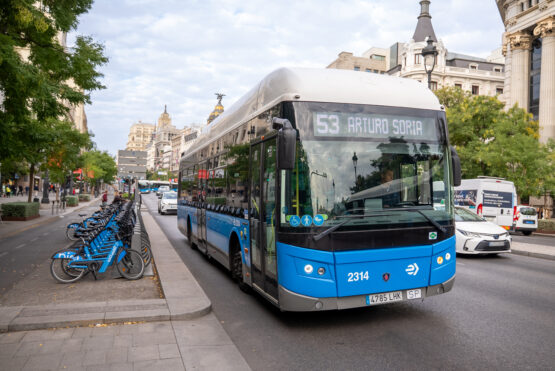 Imagen de archivo autobús EMT Madrid por la calle de Alcalá