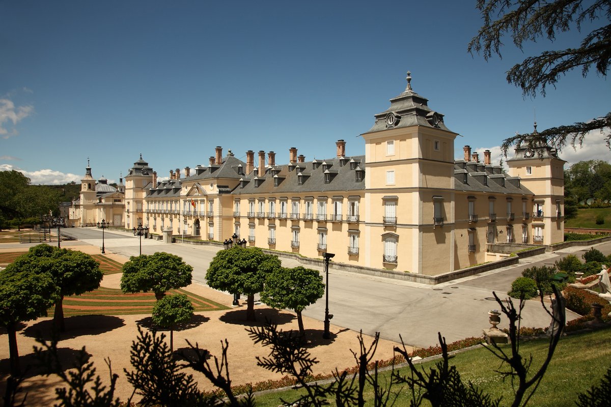 Palacio Real de El Pardo en la actualidad con jardines y fachada principal