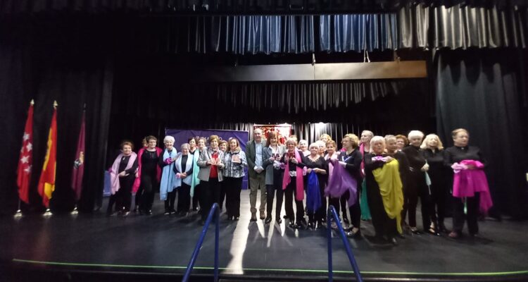 Nacho Pezuela con las mujeres homenajeadas