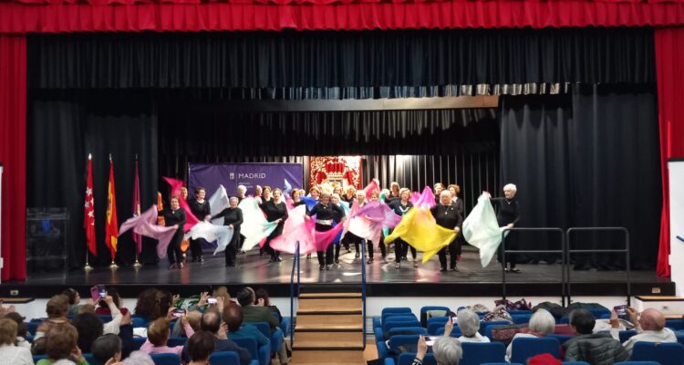 Mujeres bailando en el Salón de Actos de la Junta Municipal de Moratalaz