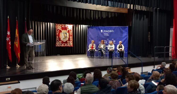 Nacho Pezuela con las mujeres homenajeadas