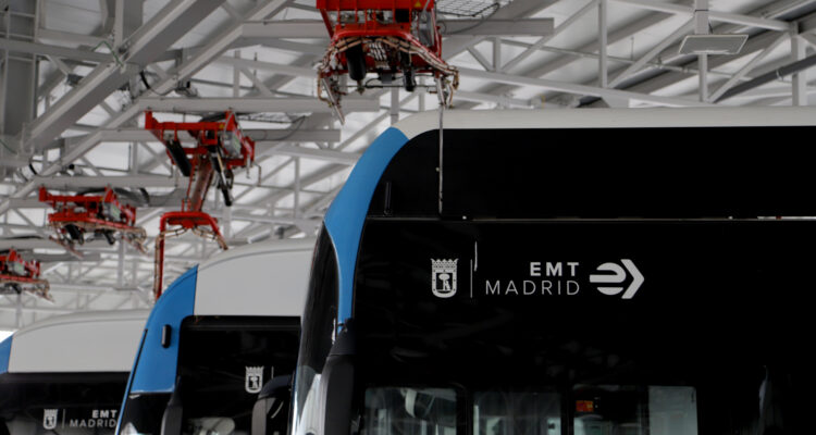 Instalación de pantógrafos en el Centro de Operaciones de Sanchinarro