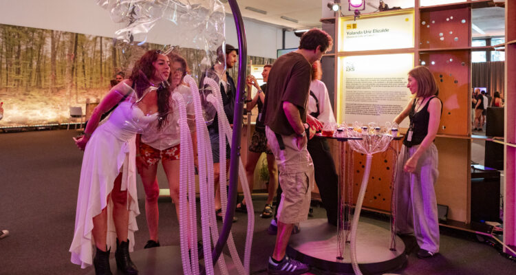 Instalación 'Chemical Calls of Care II' de Yolanda Uriz (C) CeciliaDiazBetz