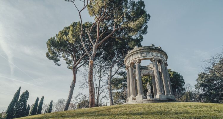 Templo neoclásico en el jardín histórico de El Capricho
