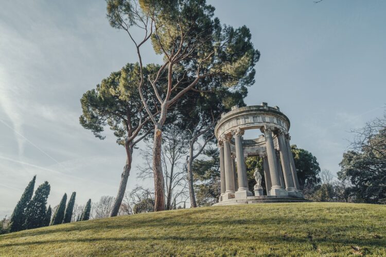 Templo neoclásico en el jardín histórico de El Capricho