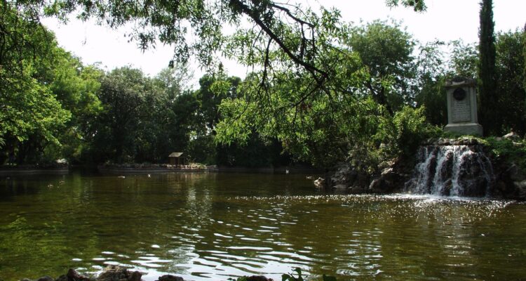 Estanque con cascada en el parque El Capricho
