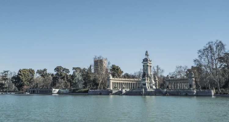 Estanque del Retiro con el monumento a Alfonso XII al fondo