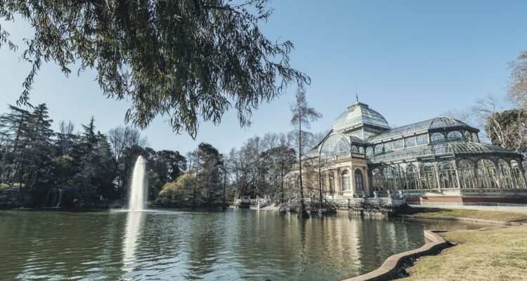 Palacio de Cristal del Retiro junto al lago