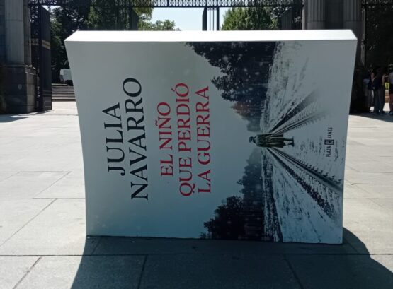 Montaje del libro El niño que perdió la guerra con motivo de la campaña 'El libro que tienes en tu cabeza 2025'