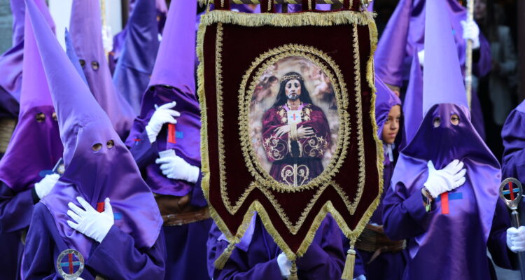 Nazarenos del Gran Poder en procesión en Madrid Semana Santa