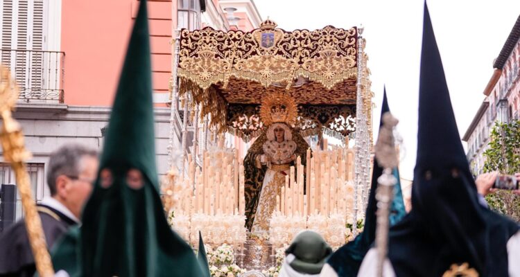 Virgen de la Esperanza Macarena en procesión Madrid Semana Santa