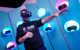 Chico jugando a videojuegos de realidad virtual en las instalaciones de Madrid in Game