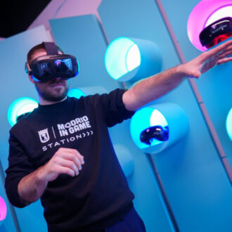 Chico jugando a videojuegos de realidad virtual en las instalaciones de Madrid in Game