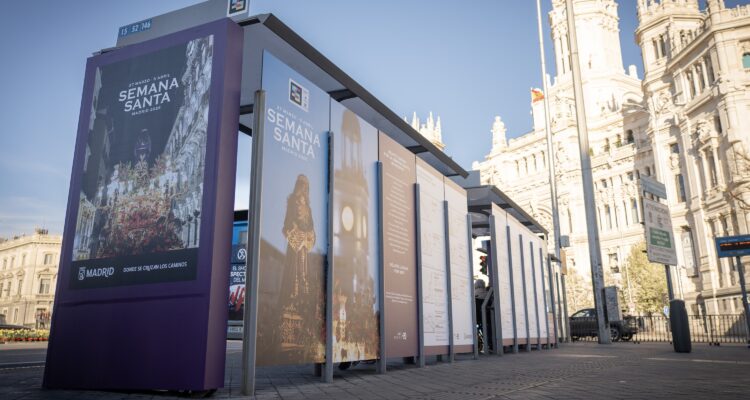 Marquesina vinilada con información sobre Semana Santa madrileña