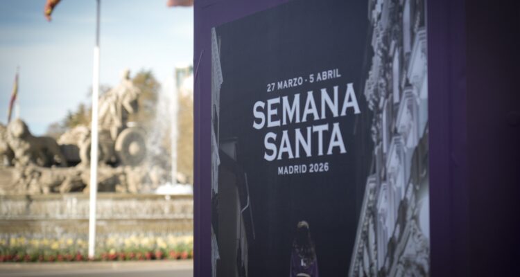 Marquesina vinilada en la plaza de Cibeles