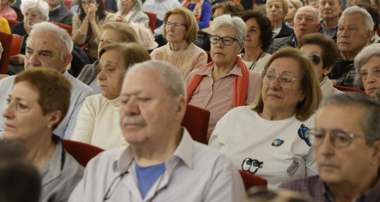 Mayores asistentes a la presentación de la Escuela Municipal de Consumo