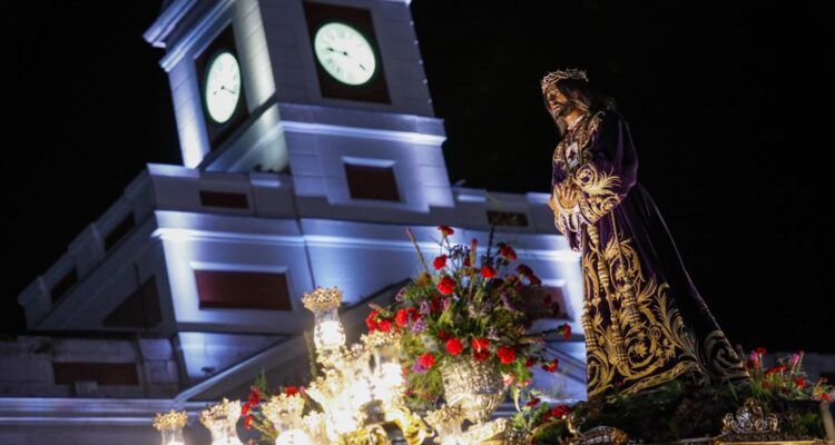 Procesión de Jesús de Medinaceli de noche en Madrid con iluminación