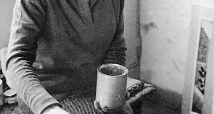 Menchu Gal trabajando en su estudio, 1960