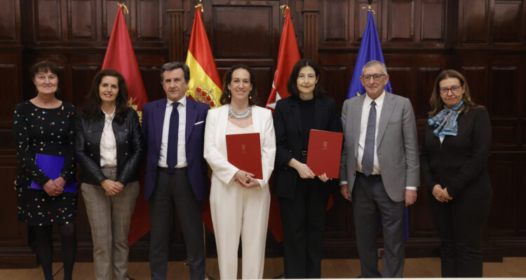 Miembros del Ayuntamiento y la Fundación Notarial SIGNUM