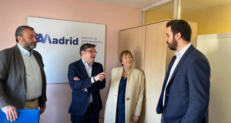 Momento de la visita con personal del Servicio de Asesoramiento de Vivienda